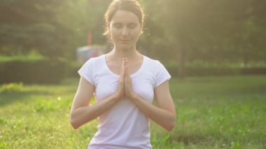 Dışarıda yoga yapan bir kadın.