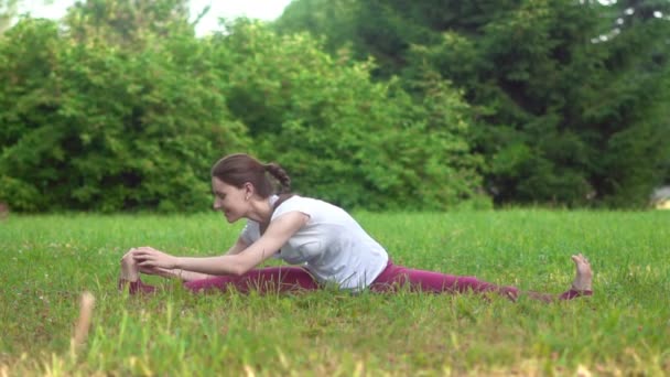 Frau Macht Yoga Freien — Stockvideo