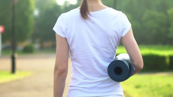 Een Vrouw Gaat Naar Sportschool — Stockvideo