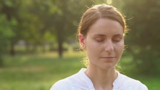 Dışarıda Yoga Yapan Bir Kadın — Stok video