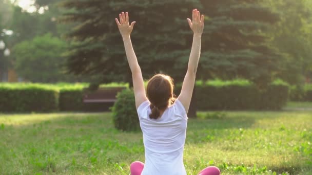 Mujer Haciendo Yoga Aire Libre — Vídeos de Stock