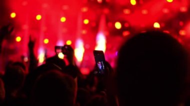 insanlar bir rock konserinde