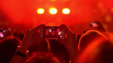 adam telefonu konser üzerine vuruyor