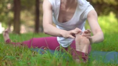 Dışarıda yoga yapan bir kadın.