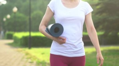 bir kadın spor salonuna gidiyor