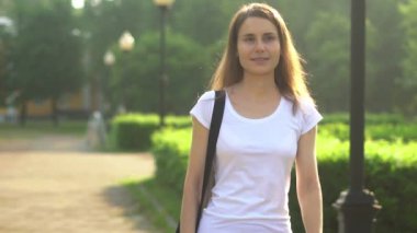 bir kadın spor salonuna gidiyor