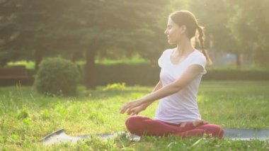 Dışarıda yoga yapan bir kadın.
