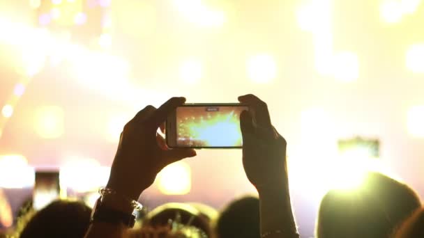 Hombre Dispara Concierto Teléfono — Vídeos de Stock