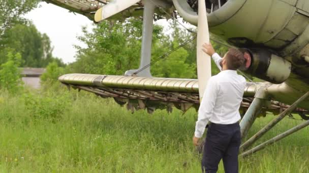 Man Aan Het Oude Vliegtuig — Stockvideo