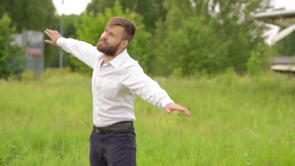 Hombre Camisa Tonteando — Vídeo de stock