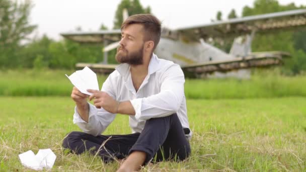 Mann Lässt Papierflugzeuge Fliegen — Stockvideo