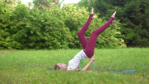 Frau Macht Yoga Freien — Stockvideo