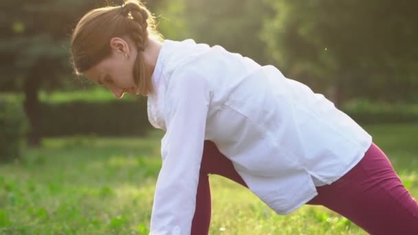 Dışarıda Yoga Yapan Bir Kadın — Stok video