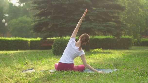 Frau Macht Yoga Freien — Stockvideo