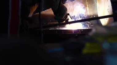 Fabrikadaki sanayi işçisi kaynaklarını kapatıyor.