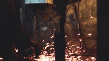 Demir testere kıvılcım