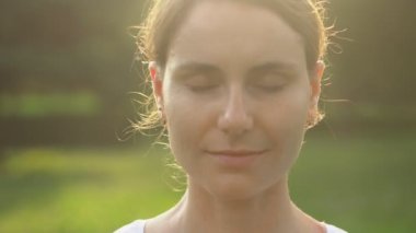 Dışarıda yoga yapan bir kadın.