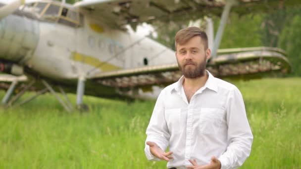 Man Står Gamla Planet — Stockvideo