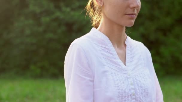 Mujer Haciendo Yoga Aire Libre — Vídeos de Stock