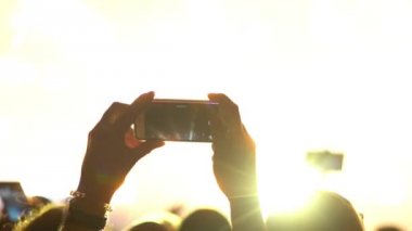 adam telefonu konser üzerine vuruyor