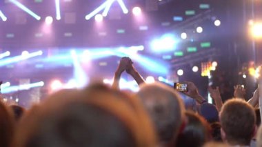 insanlar bir rock konserinde