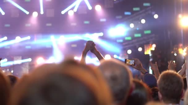 Pessoas num concerto de rock — Vídeo de Stock