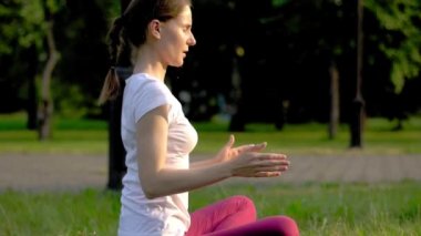 Dışarıda yoga yapan bir kadın.