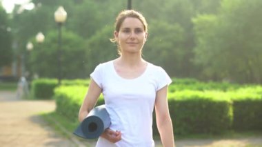 bir kadın spor salonuna gidiyor