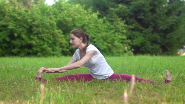 Mujer haciendo yoga al aire libre — Vídeos de Stock