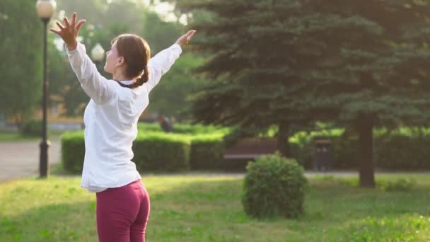 Жінка робить йогу на відкритому повітрі — стокове відео
