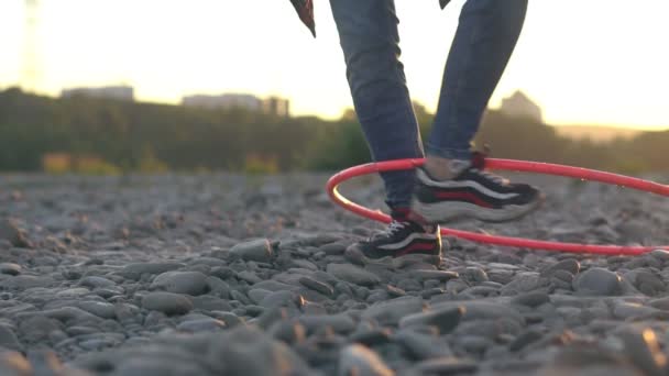 Ragazza con cerchio in natura — Video Stock