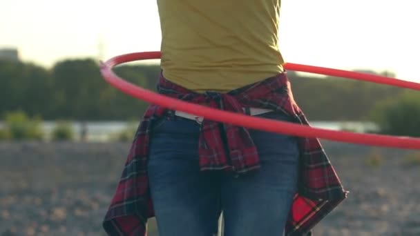 Hoop Doğada Kızla — Stok video