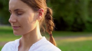 Dışarıda yoga yapan bir kadın.