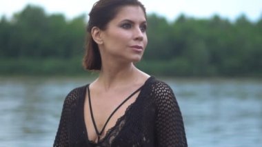 Kadın iç çamaşırı yağmurda