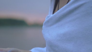 havlu nehrin yanında kız