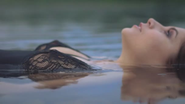 Chicas cara en el agua — Vídeos de Stock