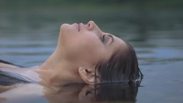 Portrait Girl Face Profile Lying Water — Stock Video