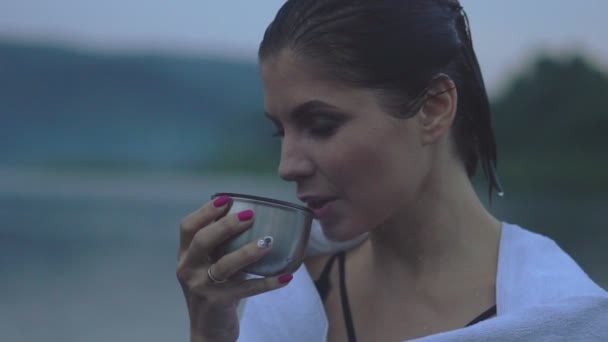 Девушка пьет чай после ванны — стоковое видео