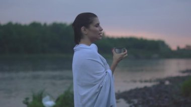 bir banyo sonra çay içme kız