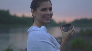 bir banyo sonra çay içme kız