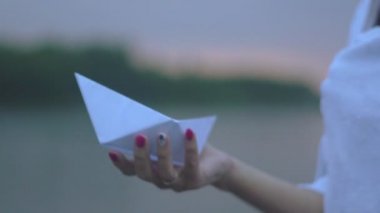 tekne elinde kağıt