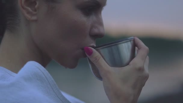 Девушка пьет чай после ванны — стоковое видео