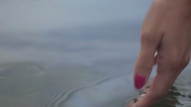 Kadınların elleri su