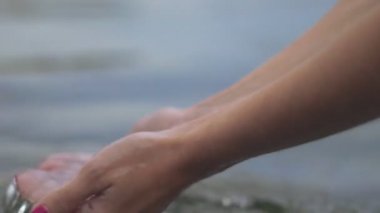 Kadınların elleri su