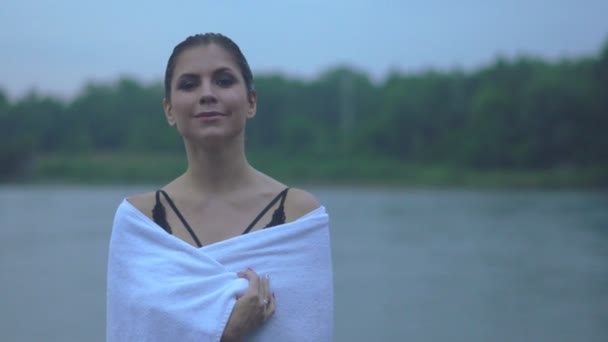 Mädchen Handtuch Fluss — Stockvideo