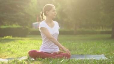 Dışarıda yoga yapan bir kadın.