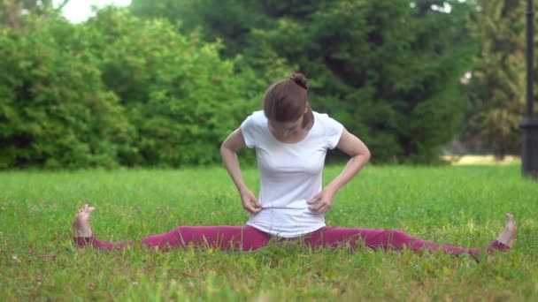 Frau Macht Yoga Freien — Stockvideo