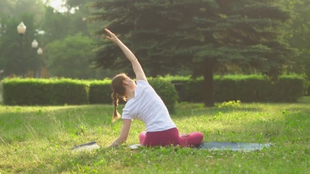 Frau Macht Yoga Freien — Stockvideo