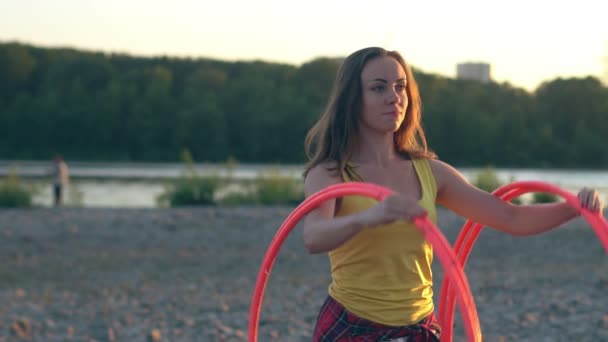 自然の輪を持つ少女 — ストック動画