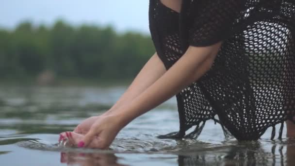Frauenhände Wasser — Stockvideo